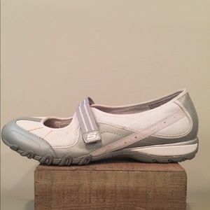 SALE $18 Skechers Relaxed Fit Women’s Shoes SZ 11